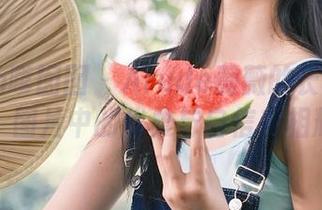 Feilin嗲囡囡 – Arude薇薇的长腿写真合集：图片中的优雅与自信交相辉映！