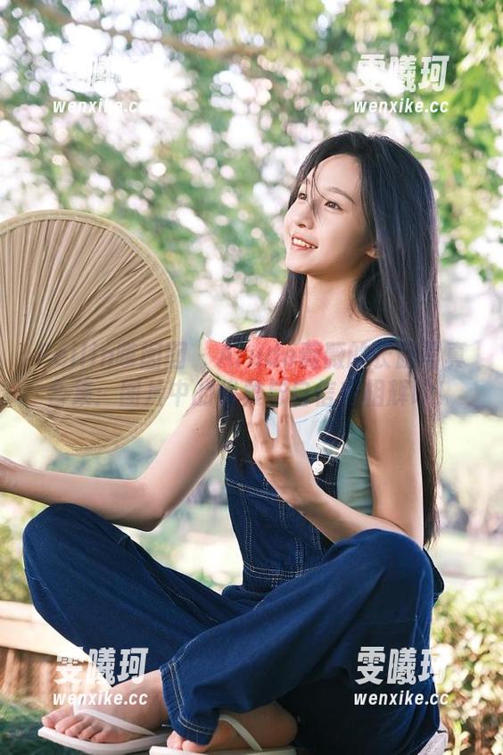 Feilin嗲囡囡-Arude薇薇 Feilin嗲囡囡 - Arude薇薇的长腿写真合集:图片中的优雅与自信交相辉映!