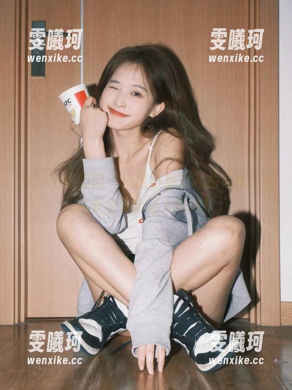Feilin嗲囡囡-流氓小巫女 Feilin嗲囡囡 - 流氓小巫女私拍写真,连体衣勾勒出迷人曲线!