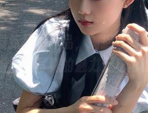 果团网最新摄影作品，捕捉窄腰翘臀的动人瞬间，写真的魅力无与伦比。