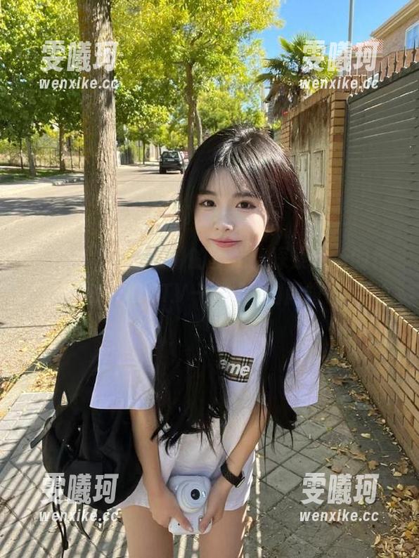 跟随MyuA(뮤아)的步伐，探索更新的作品集：SOOTV–针织裙的闪耀之美