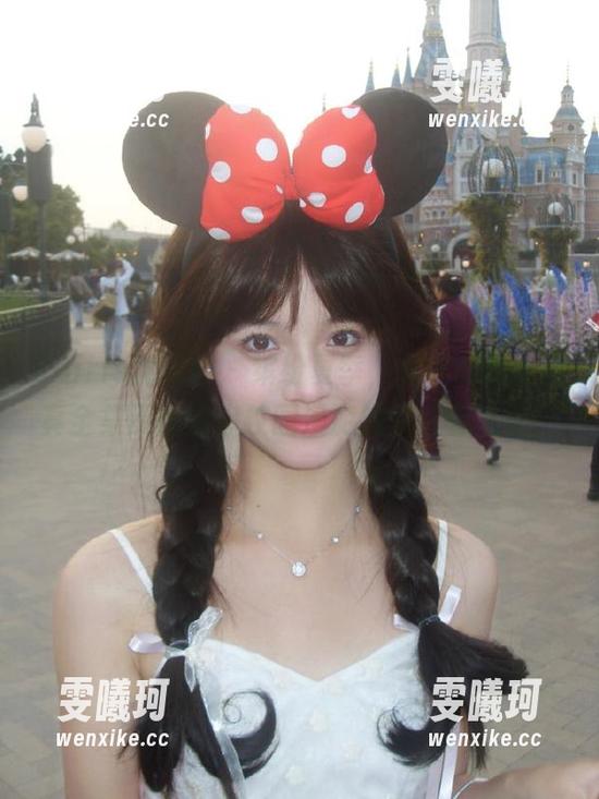 UGirls尤果网-倪叶腾 UGirls尤果网 - 缤纷夏季,倪叶腾吊带写真全集原图带你校园漫游探索青春之美!