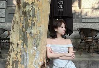 UGirls尤果网 – 漫步在徐梓伊泳池的梦幻摄影中，照片记录下夏日的清凉与缤纷的色彩