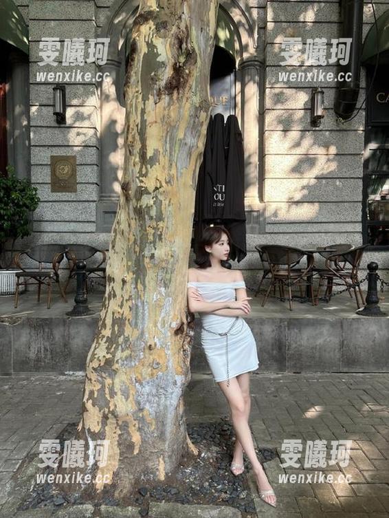 UGirls尤果网-徐梓伊 UGirls尤果网 - 漫步在徐梓伊泳池的梦幻摄影中,照片记录下夏日的清凉与缤纷的色彩