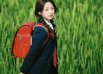 XIAOYU语画界 – 校服福利图集来袭：黄乐然演绎校园生活中的甜美瞬间