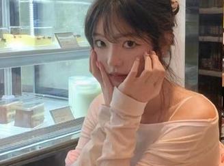 Xiuren秀人网 – nancy小姿的私房美图分享：吊带风情展现动人曲线和优雅气质