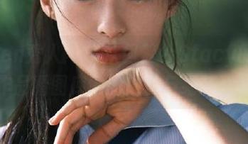 Xiuren秀人网 – 从何梦兮Stacy的白裙作品看图库中的唯美与细腻艺术