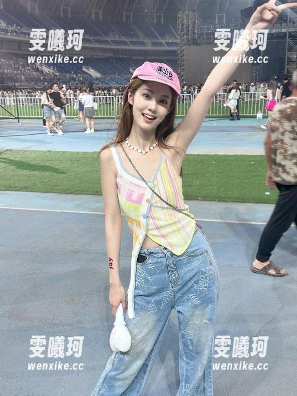 Xiuren秀人网-周于希Sandy Xiuren秀人网 - 周于希Sandy定制写真,蓝色短裙黑丝魅惑图片为你打开新世界大门!