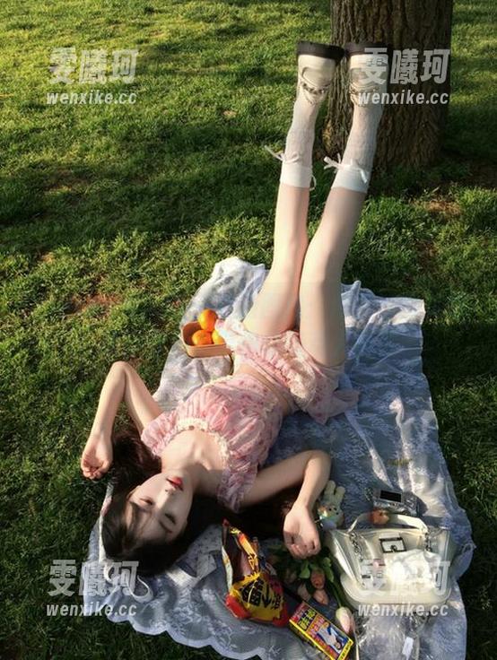 Xiuren秀人网 - 超清图库：周慕汐的美脚摄影作品，带你领略动人风采
