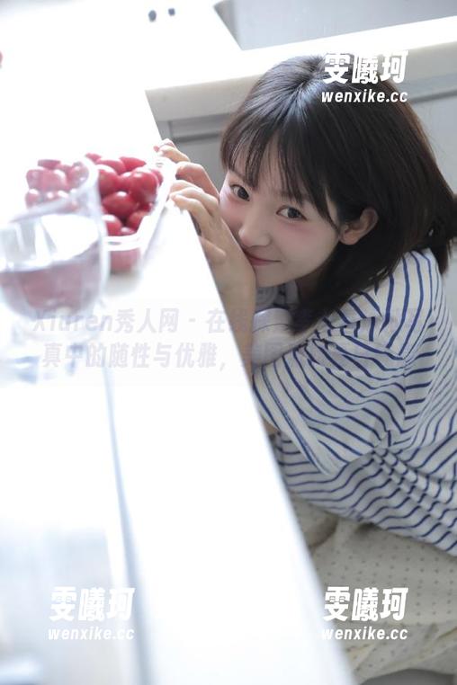 Xiuren秀人网-李七喜 Xiuren秀人网 - 在线探索李七喜泳池写真中的随性与优雅,美图流转夏日气息