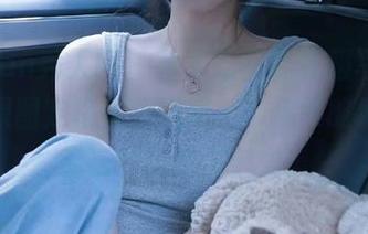 Xiuren秀人网 – 菲菲吃不胖礼服写真，高清原图定格优雅瞬间，带你领略她独一无二的风格与魅力！