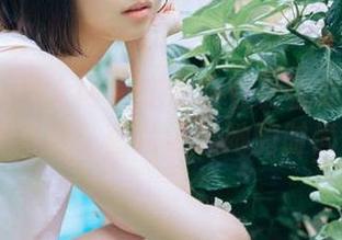 Xiuren秀人网 – 定制个性化金幼汐Vivian灰丝写真：图片记录她的时尚与韵味