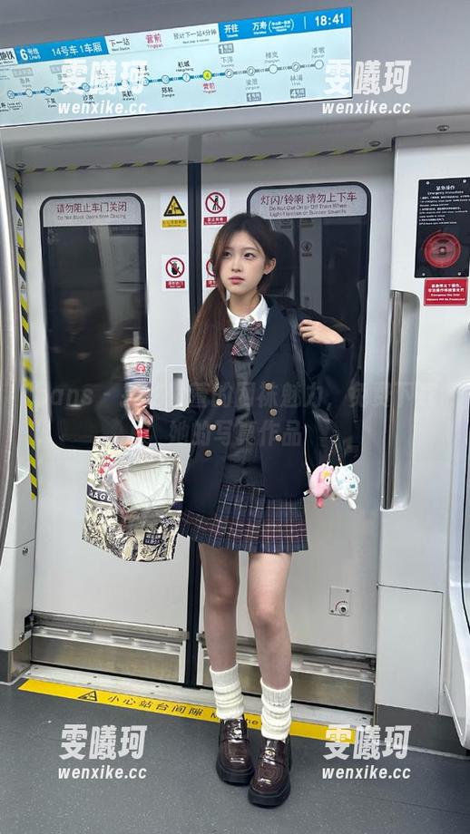 pans-紫萱 pans - 探秘紫萱的网袜魅力,免费下载她的写真作品