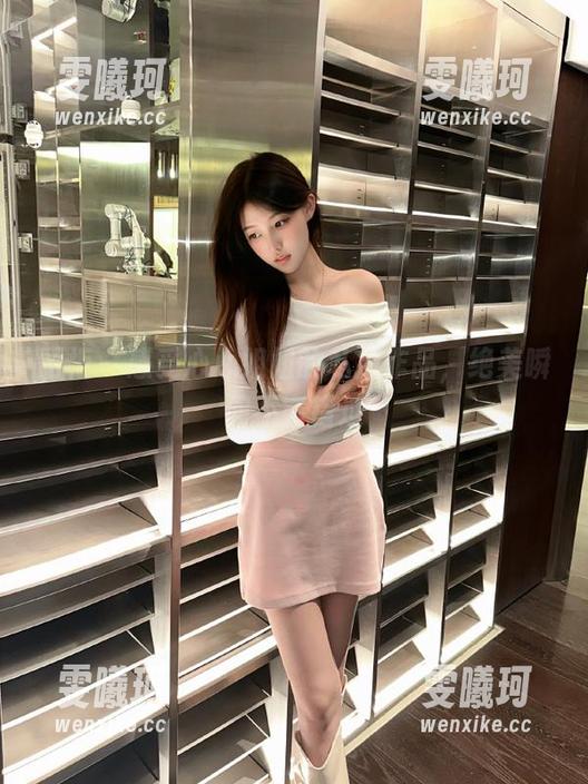 丽柜-心心 丽柜 - 感受心心姐姐的私拍作品,绝美瞬间不容错过