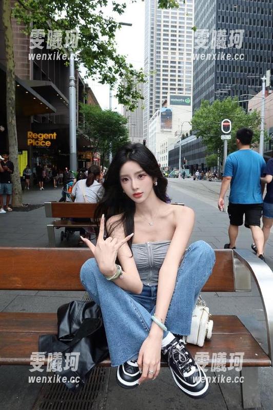 丽柜-怡萱 丽柜 - 怡萱白丝系列原图合集,感受光与影交织的美妙瞬间