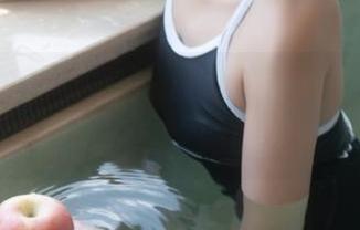 丽柜 – 钟晴以护士身份出镜的私拍写真，白衣天使与性感之间的微妙平衡！