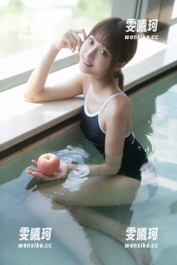 丽柜-钟晴 丽柜 - 钟晴以护士身份出镜的私拍写真,白衣天使与性感之间的微妙平衡!