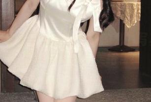 克拉女神 – 一窥盈盈：她的秘书写真分享，将美与性感完美结合！