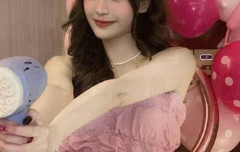 克拉女神 – 免费获取：芊芊的睡衣写真原图，带你感受独特的艺术魅力
