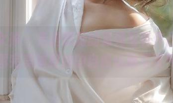 克拉女神 – 走进薇薇的清纯写真作品，原图完美捕捉她的自然优雅与灵气