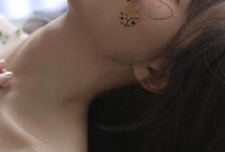 克拉女神 – 赵雨静纯白写真合集：探索她与光影交融的奇妙照片