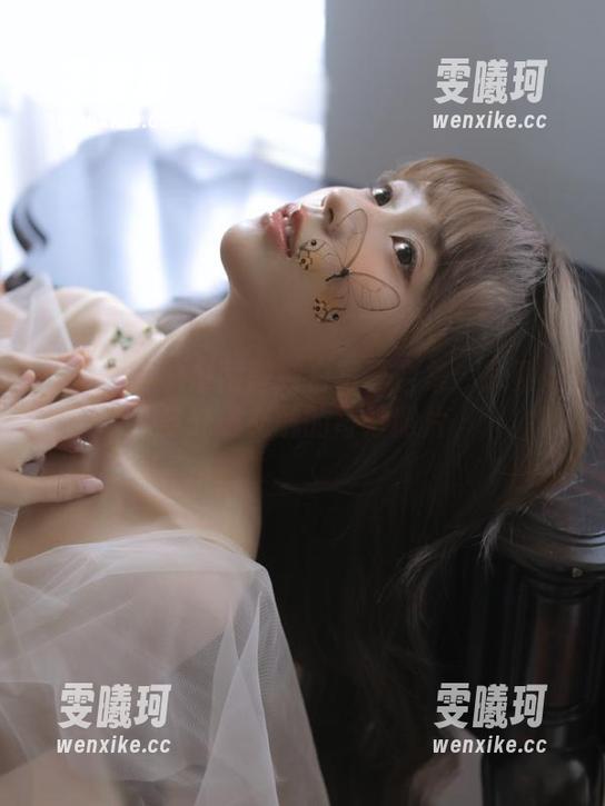 克拉女神-赵雨静 克拉女神 - 赵雨静纯白写真合集:探索她与光影交融的奇妙照片
