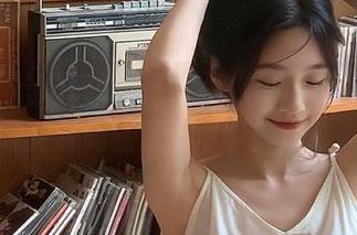 深入体验兔玩映画白色旗袍的魅力，免费下载免费的图集，尽享美好时光！
