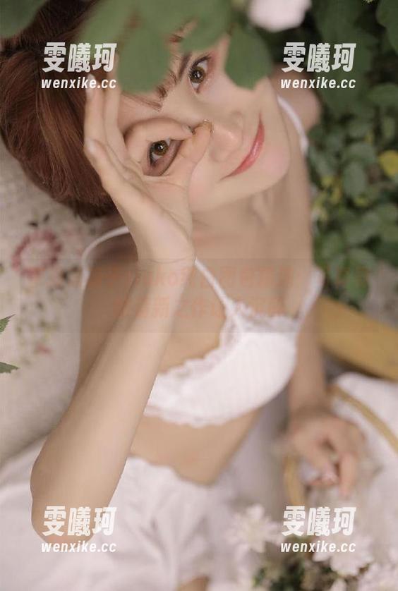 掌握凉凉子rioko纯白图包精选：写真界的清新之作让人沉醉