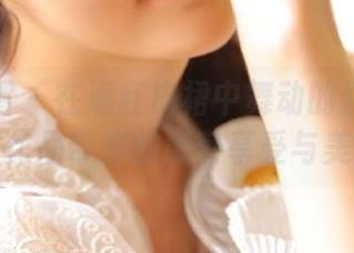 壹吻映画 – 在酒红皮裙中舞动的静静：写真作品带来的感官享受与美感