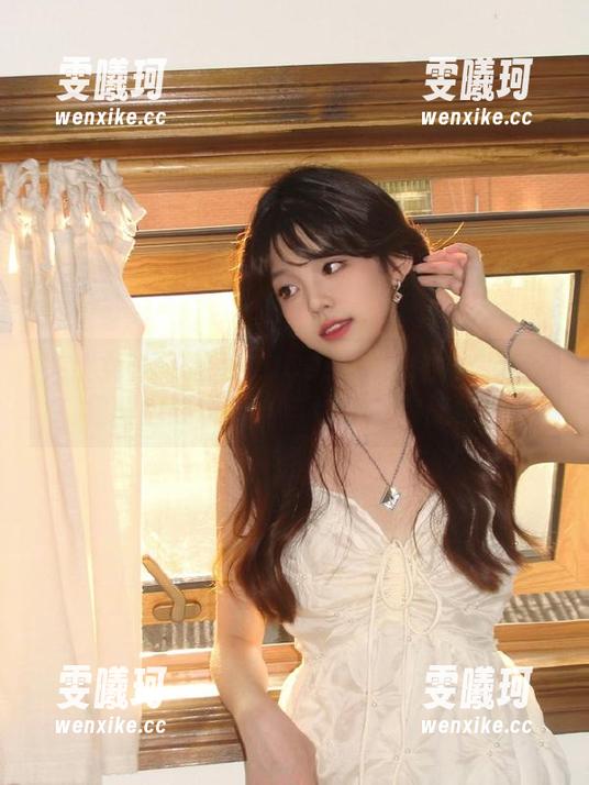 头条女神-COCO 头条女神 - 感受COCO的私房魅力:连衣裙图包述说时尚与优雅的完美结合
