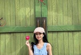 头条女神 – 唐嫣儿的私房图包：粉色系的浪漫与时尚碰撞！
