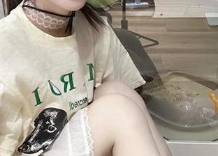 头条女神 – 下载娜依灵儿精彩美脚图包，捕捉她的动人瞬间，快来体验！