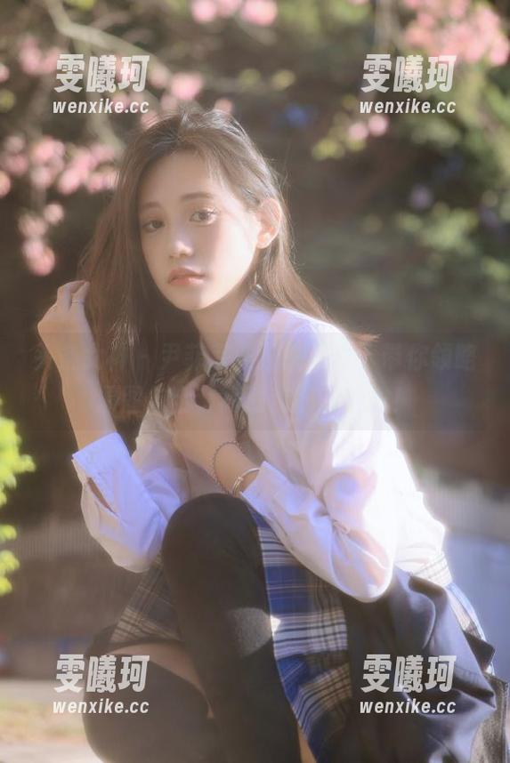 头条女神-尹菲 头条女神 - 尹菲专业油亮写真,带你领略原图与全套高清套图的魅力!