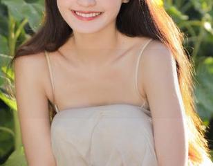 头条女神 – 原图分享：探索张蓝欣与白衬衫的完美结合，时尚感十足