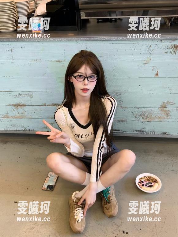 头条女神-曲佑熙 头条女神 - 揭秘曲佑熙的写真魅力,带你发现图包中的精彩剧情瞬间