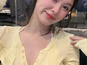 头条女神 – 最新圣诞美图中的琳琳，笑称这绝对是个搞笑作品