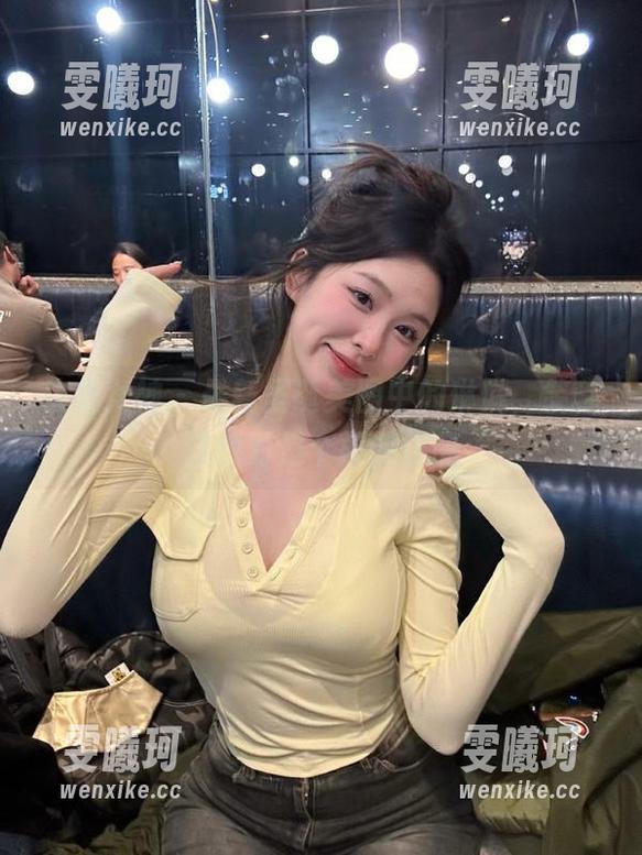 头条女神-琳琳 头条女神 - 最新圣诞美图中的琳琳,笑称这绝对是个搞笑作品