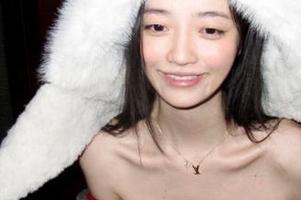 学妹加速跑 – 泳衣写真界的奇葩，九九的定制款究竟意欲何为？