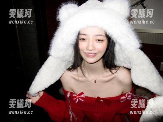 学妹加速跑 - 泳衣写真界的奇葩，九九的定制款究竟意欲何为？