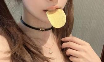 学妹加速跑 – 热辣出炉的小琪写真，美图展现她美足的迷人风采