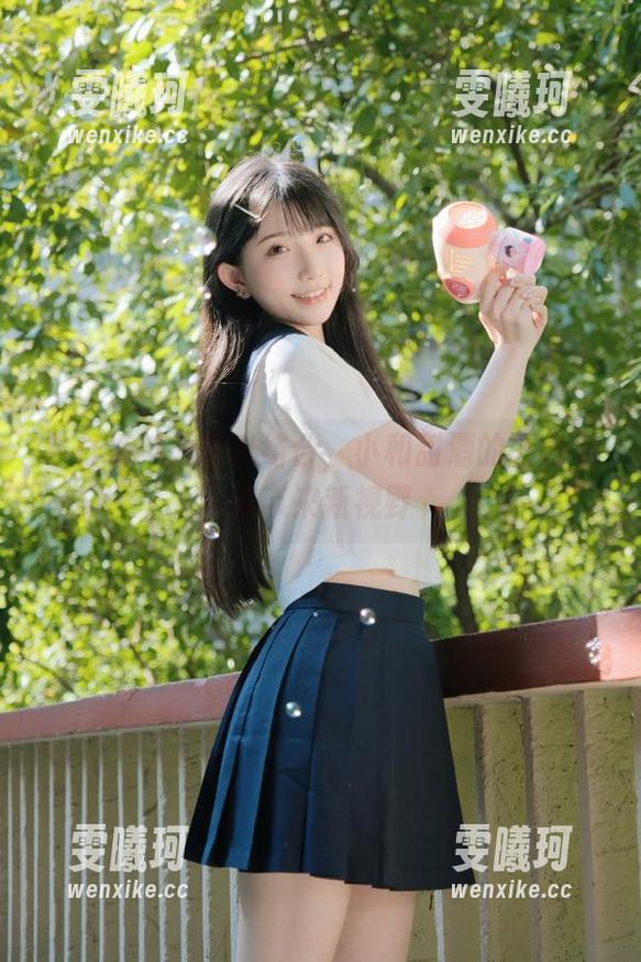 牛仔裤与无圣光结合，小和甜酒的图包为你带来新视野