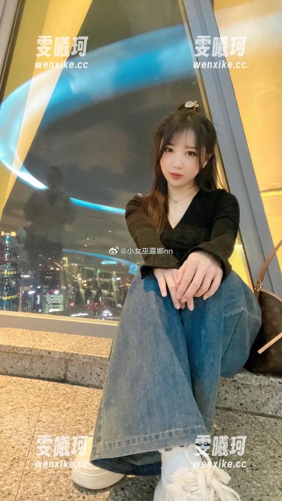 小女巫露娜 小女巫露娜的最新作品终于来了!老师上课了,课堂里的趣味瞬间让人忍俊不禁!