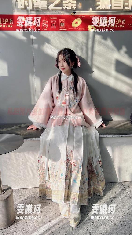 私拍图片里的高跟鞋魅力，小女巫露娜的独特时尚之旅
