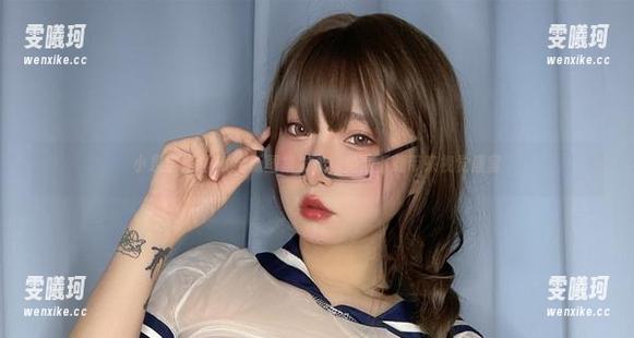 小泉学姐吖JK全新图集发布，免费下载带来视觉盛宴