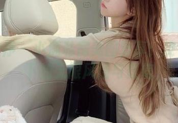 少女秩序 – 小满私房美图分享：皮衣搭配下的无限风情与自信