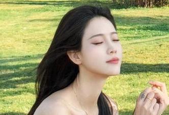 尤果网 – 定制图片让凌希儿在办公室绽放光彩，独特风格引人关注！
