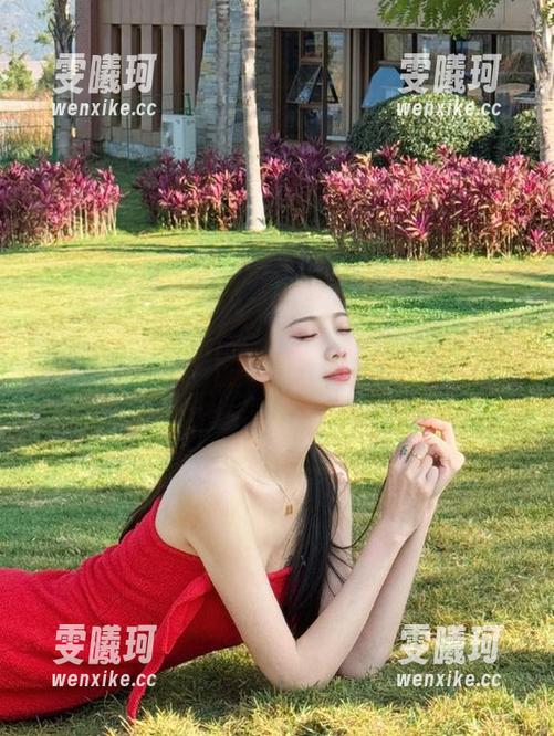 尤果网 - 定制图片让凌希儿在办公室绽放光彩，独特风格引人关注！