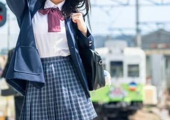尤果网 – 球球最新校服作品：从学堂到时尚秀场的完美转身！