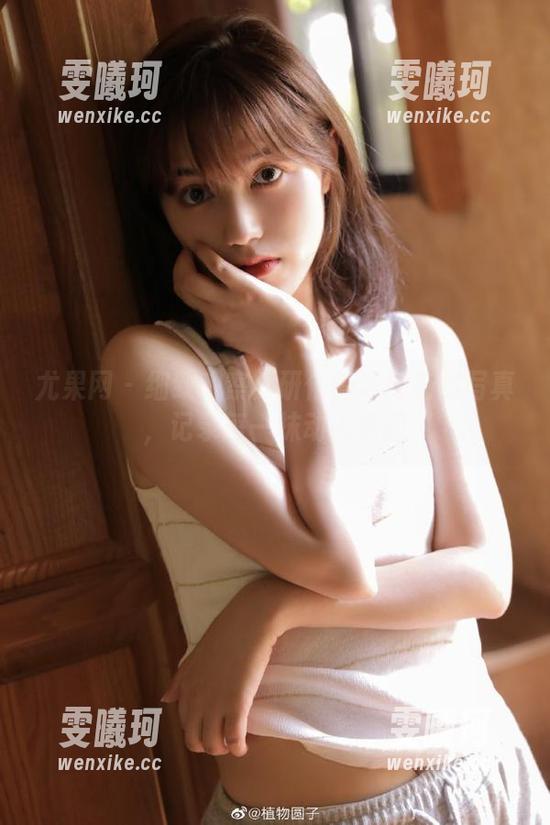 尤果网-研依 尤果网 - 细致观察:研依高跟鞋高清写真,记录每一抹动人瞬间