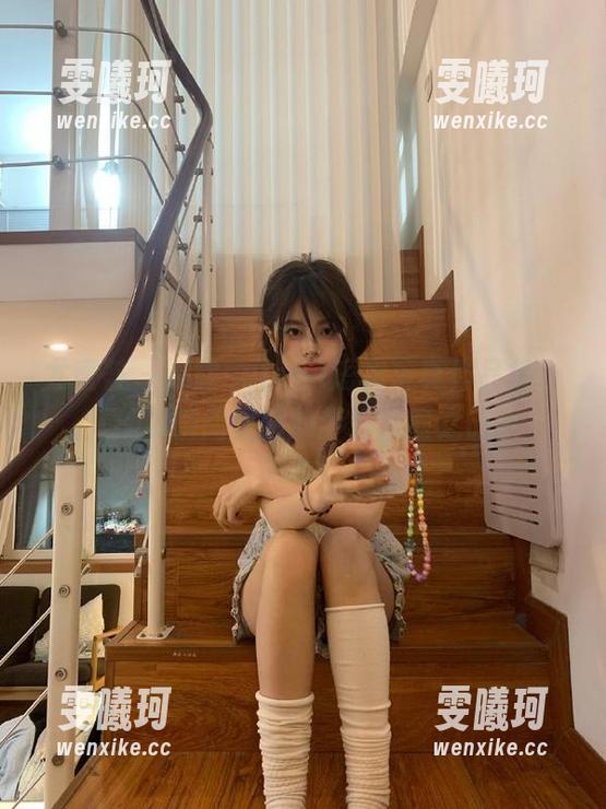 尤蜜荟 - 娜露selena短裙写真作品集，捕捉瞬间美丽的梦幻套图之旅